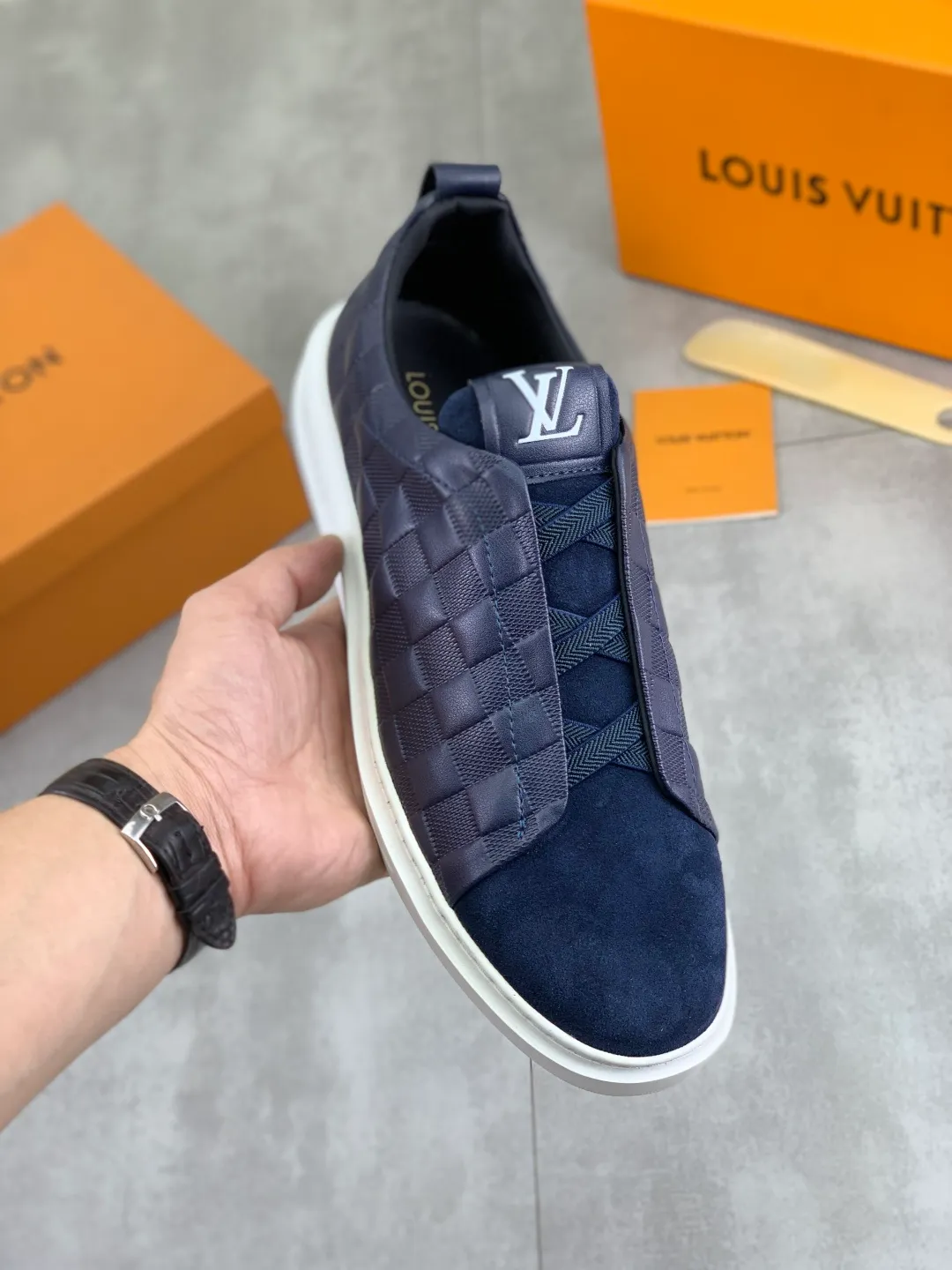 Men's men's shoes P440💰【Real price】Yangli🆘 💭💭New model launched【LOUlS VUlTTON】Louis Vuitton's new low-top men's shoes, high quality, support inspection! This style comes from Italy, very energetic and creative, giving people a comfortable and atmospheric visual impact❗Synchronization, the upper is made of silk calfskin with the original LV, imported soft sheepskin lining🐑Purely hand-stitched; LV original rubber outsole 4️⃣colors available Code number: 38~44